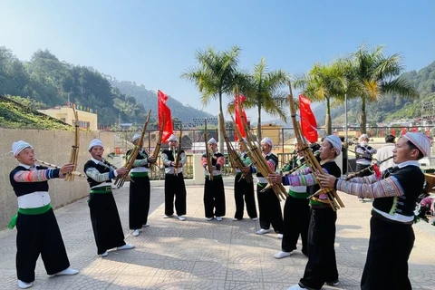 Inauguran Festival H’mong del Khen y la flor prunus cerasoides en Yen Bai