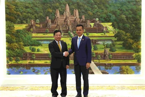 Vietnam y Camboya prometen facilitar comercio transfronterizo