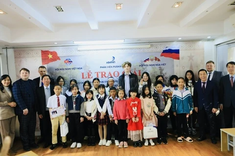 Otorgan premios a ganadores de concurso de pintura sobre Vietnam y Rusia