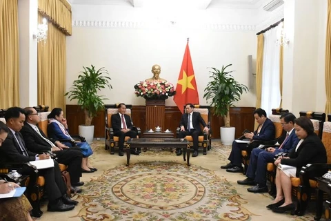 Fortalecen Vietnam y Laos cooperación en labores relativos a expatriados