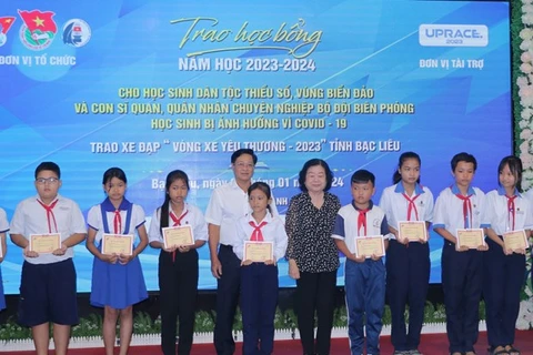 Entregan becas a alumnos de minorías étnicas y zonas costeras de Vietnam 