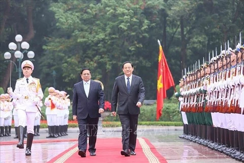 Primer ministro vietnamita preside ceremonia de bienvenida a su homólogo laosiano