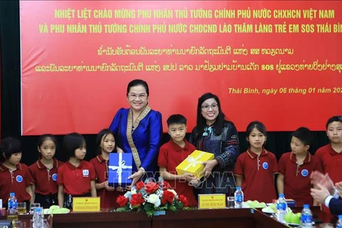 Esposas de premieres de Vietnam y Laos visitan la Aldea Infantil SOS en Thai Binh