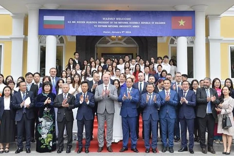Presidente parlamentario de Bulgaria visita Universidad Nacional de Hanoi