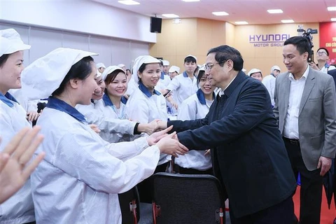 Premier vietnamita visita a trabajadores desfavorecidos de Hai Duong 
