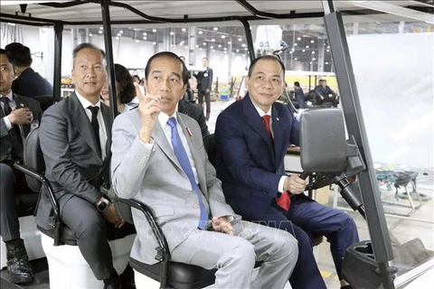 Presidente indonesio visita complejo manufacturero de automóviles de VinFast en Hai Phong