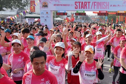 Nutrida participación en Dien Bien Phu Maratón 2024 en Vietnam