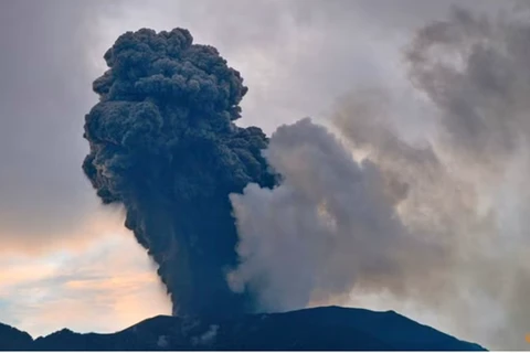 Indonesia evacúa a miles de personas debido a erupción de volcán