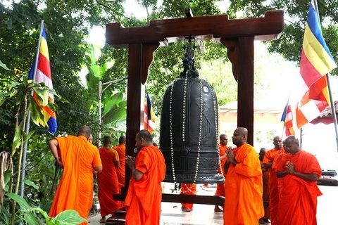 Asociación de empresarios vietnamitas entrega campana de bronce a pagoda en Kuala Lumpur