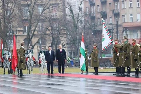 Efectúan ceremonia oficial de bienvenida al premier vietnamita en Hungría