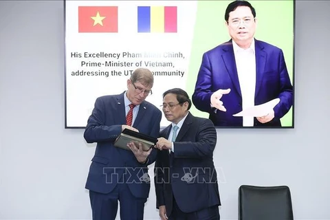 Premier vietnamita visita Universidad Técnica de Ingeniería Civil de Bucarest