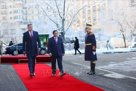 Premier rumano preside ceremonia de bienvenida a su homólogo vietnamita