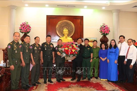 Delegación militar camboyana visita ciudad vietnamita de Can Tho