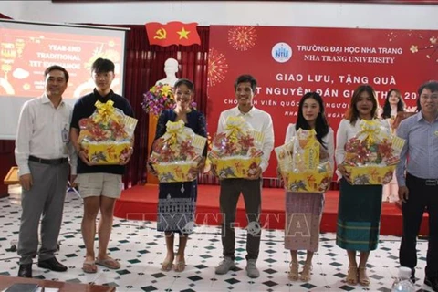 Estudiantes extranjeros disfrutan del Tet en Vietnam