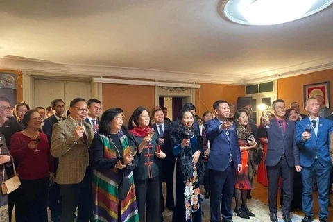 Vietnamitas en Suecia y Letonia se reúnen en ocasión del Tet
