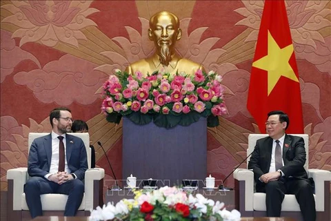 Presidente del Parlamento vietnamita recibe al embajador británico 