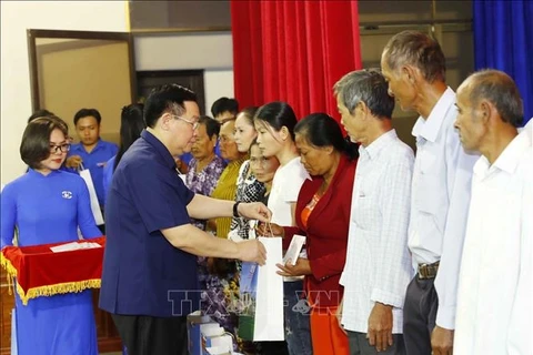 Presidente del Legislativo entrega regalos a beneficiarios de políticas en Bac Lieu