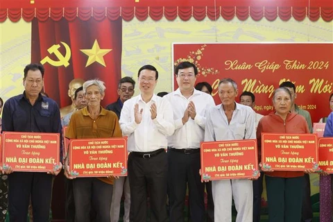 Presidente entrega obsequios a pobladores de Dong Thap con motivo del Tet