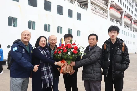 Crucero Dream Cruise con 400 turistas a bordo llega a Bahía de Ha Long