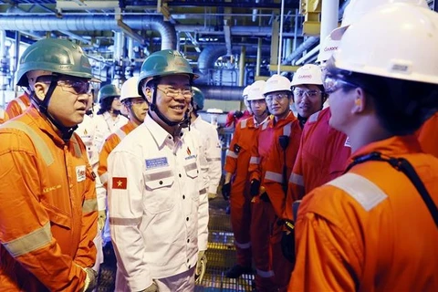 Presidente vietnamita felicita a trabajadores en plataforma petrolífera por Tet