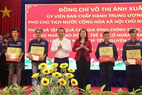 Vicepresidenta vietnamita entrega obsequios de Tet a hogares pobres en Long An