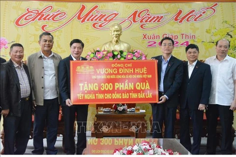 Entregan obsequios del presidente del Parlamento vietnamita a etnias minoritarias