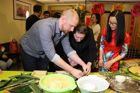 Vietnamitas en Bélgica se reúnen para hacer pastel tradicional 