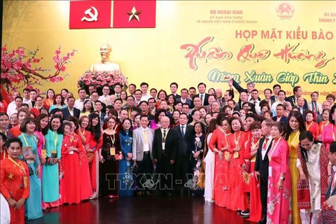 Celebran Programa de encuentro con vietnamitas residentes en el extranjero con motivo del Tet