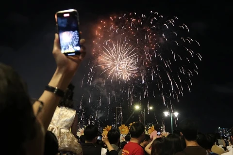 Fuegos artificiales en 11 lugares brillarán en el cielo de Ciudad Ho Chi Minh