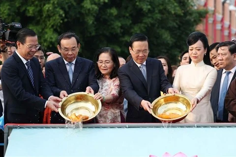 Presidente vietnamita y coterráneos en ultramar liberan carpas en Ciudad Ho Chi Minh