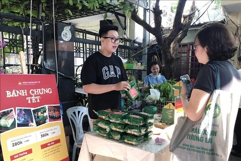 Especialidades del Tet puestas a la venta en feria en Ciudad Ho Chi Minh