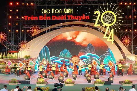 Celebran feria flotante de flores en Ciudad Ho Chi Minh con motivo del Tet