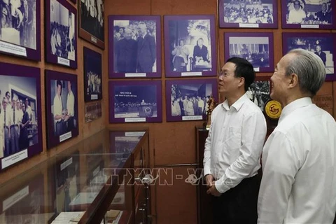 Presidente de Vietnam honra a difuntos dirigentes y extitulares de Estado 