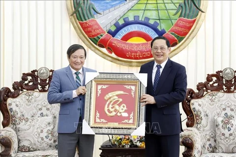 Líderes vietnamitas felicitan al expresidente de Laos por su 100 cumpleaños