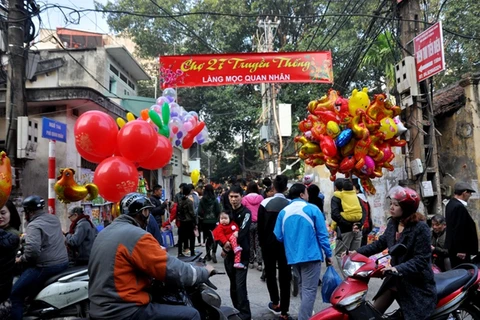 En Hanoi celebran mercado centenario en vísperas del Tet 2024