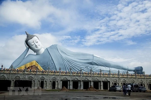 Admirar la mayor estatua de Buda reclinado de Vietnam en una pagoda