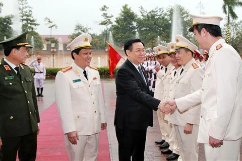 Titular del Parlamento vietnamita felicita a policía local con motivo del Tet