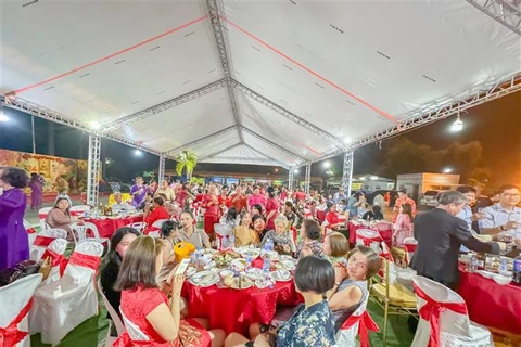 Celebran programa “Xuan Que Huong” en Vientiane