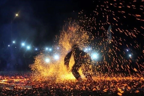 Misteriosa y atractiva danza del fuego de la etnia de Pa Then