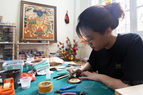 Joven vietnamita desarrolla nueva técnica de esmaltado artístico