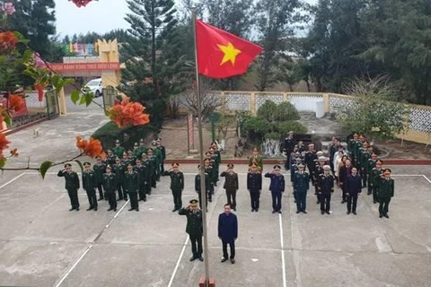 Solemne izamiento de bandera en zonas fronterizas e islas de Vietnam en Tet
