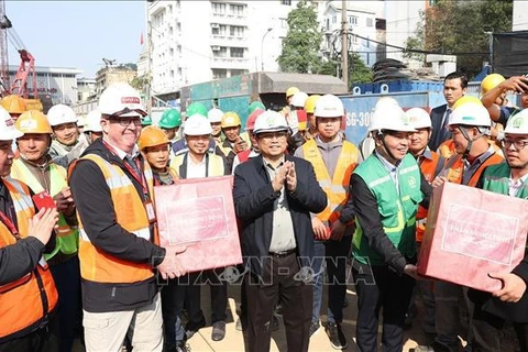 Premier visita a trabajadores de servicio durante el feriado del Tet