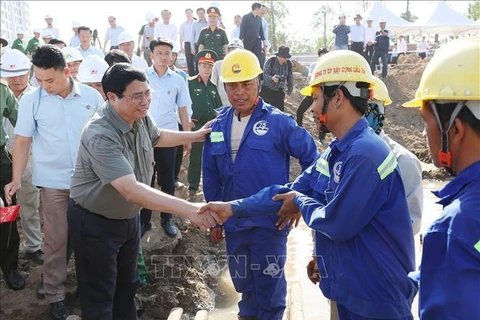 Premier vietnamita inspecciona importantes obras de transporte en el sur