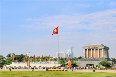 Casi 57 mil personas visitan el Mausoleo de Ho Chi Minh durante el Tet
