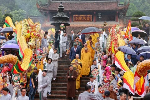 Festival de la Pagoda Huong recibe a 30 mil visitantes el día de su inauguración