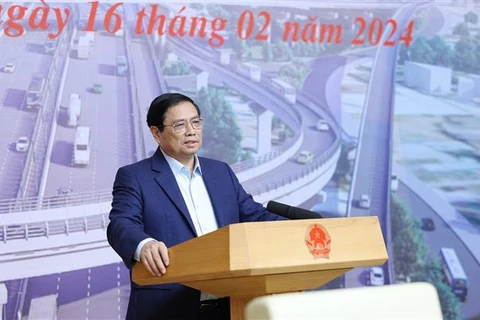 Insta premier vietnamita a acelerar proyectos claves de transporte