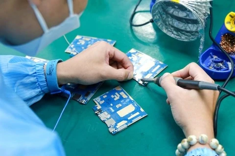 Vietnam necesita esforzarse para resolver la escasez de recursos humanos en industria de semiconductores