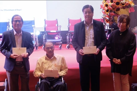 Fundación japonesa regala sillas de ruedas a discapacitados de Da Nang