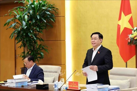 Titular del Parlamento preside reunión sobre proyecto legal y planes de desarrollo de Hanoi