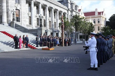 Primer ministro de Nueva Zelanda preside acto de bienvenida a su homólogo vietnamita